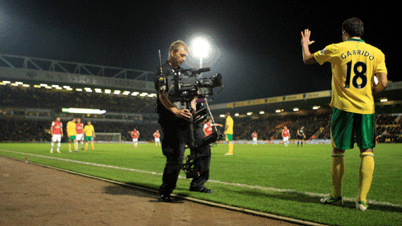Javier Garrido TV cameran Norwich vs Arsenal