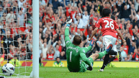 Shinji Kagawa scores past Mark Schwarzer Man Utd v Fulham 