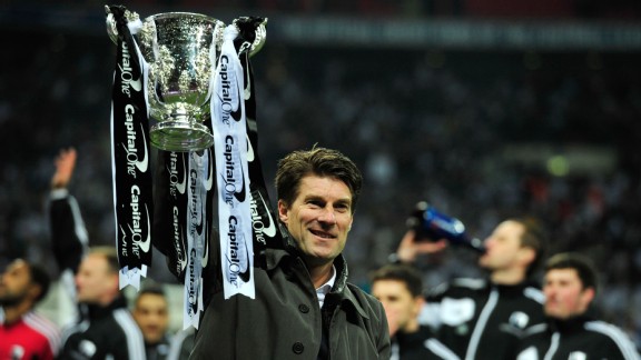 Michael Laudrup holds aloft the League Cup