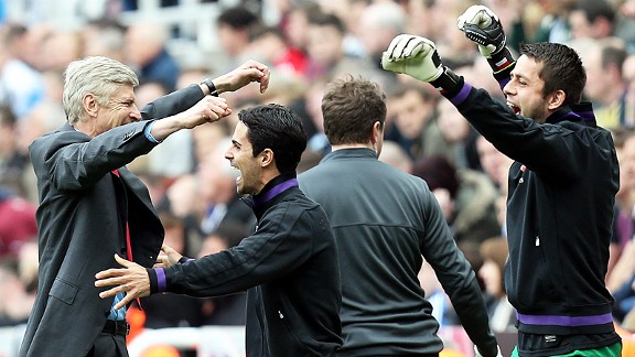 Arsene Wenger and the Arsenal bench celebrate at full-time after booking a place in the Champions League