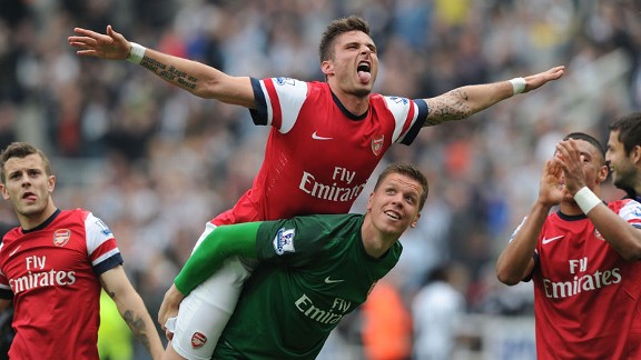 Olivier Giroud and Wojciech Szczesny celebrate after the victory at Newcastle