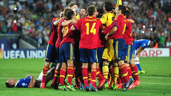 spaingroupcelebft 576x324 - Spain crowned Under-21 European Champions