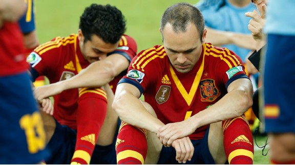Spanish players feel the pain of losing to Brazil 3-0 in the Confederations Cup final.