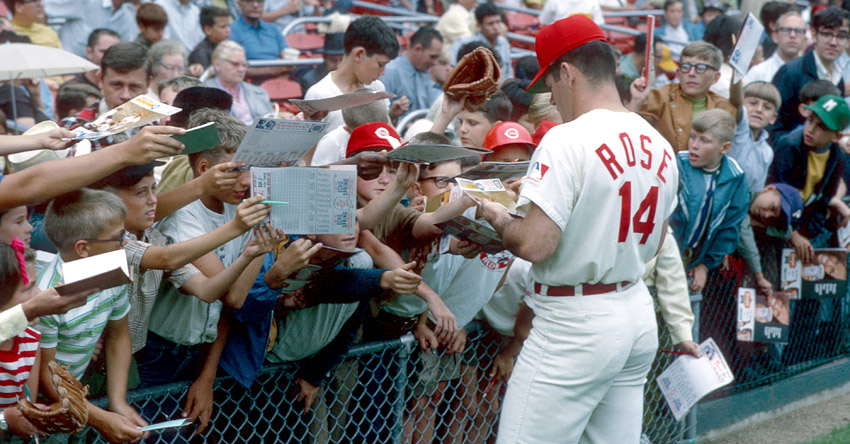 Pete Rose signs autographs