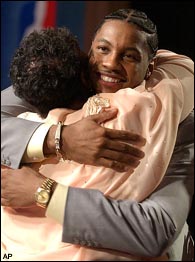 Carmelo Anthony é escolhido pelo Denver Nuggets na 3ª posição do draft de 2003.