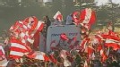 Estudiantes, recibido por una multitud