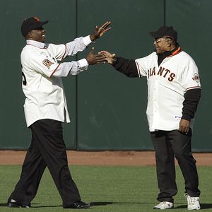 Bonds makes rare appearance at Giants ceremony