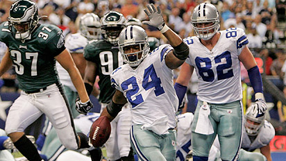 Marion Barber rushes for a 1-yard touchdown run in the fourth quarter 