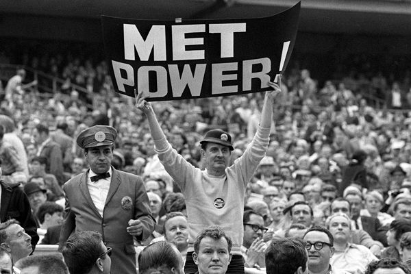 Mets Apologize After Their Mascot Is Caught on Video Flipping Off Fans